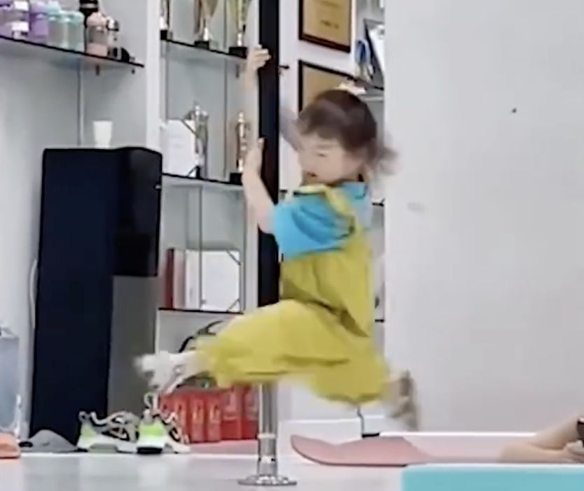 ▲浙江3歲小女娃自學「鋼管舞」架勢十足。（圖／翻攝澎湃視頻）