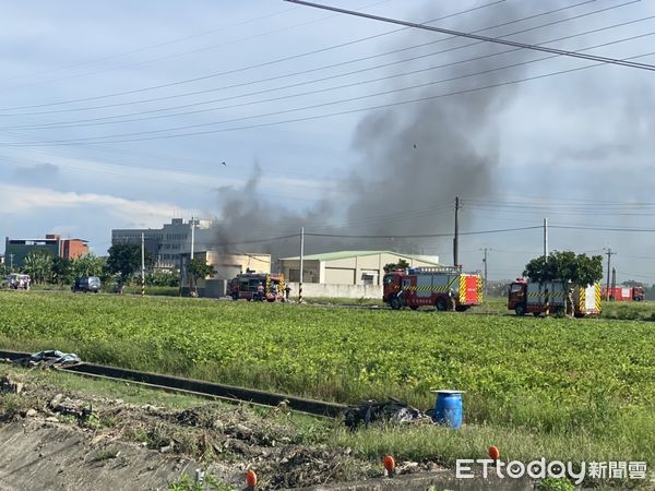 ▲台南市新營區埤寮里1處農地資材室上午發生火警，在消防人員全力搶救下，火勢20多分鐘滅，幸無人員傷亡。（圖／民眾提供，下同）