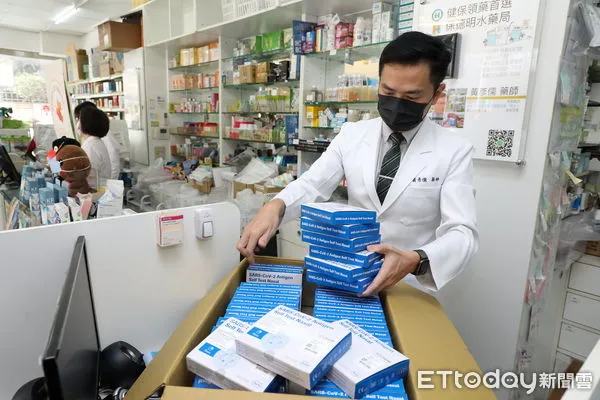 ▲▼0-6歲新冠肺炎免費快篩試劑今天(6/1)開放領取，不過營業時間一到藥局外並沒有排隊的人潮。（圖／記者湯興漢攝）