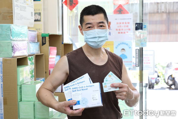 ▲▼0-6歲新冠肺炎免費快篩試劑今天(6/1)開放領取，不過營業時間一到藥局外並沒有排隊的人潮。（圖／記者湯興漢攝）