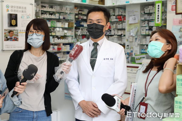 ▲▼0-6歲新冠肺炎免費快篩試劑今天(6/1)開放領取，不過營業時間一到藥局外並沒有排隊的人潮。（圖／記者湯興漢攝）