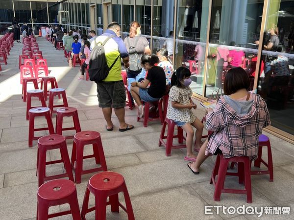 ▲台南市政府1日起一連5天在市立圖書館永康新總館，開設輝瑞BNT兒童疫苗大型接種站，為兒童施打疫苗。（圖／記者林悅翻攝，下同）