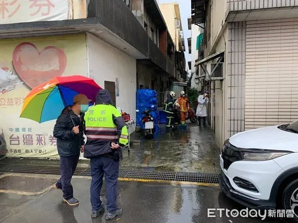 ▲警方和消防人員擔心獨居的謝男發生意外，乃破門入內。（圖／大園警分局提供）