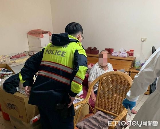 ▲▼謝男裸著上半身精神恍惚，員警和救護人員幫忙穿衣送醫。（圖／大園警分局提供）