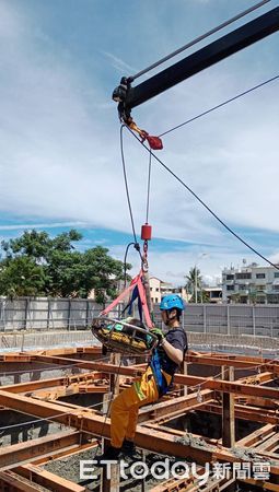 ▲台南市安南區海佃路一段158巷和富東路口工地，上午發生機車自小客車禍，造成小客車失控衝入4米深的施工地，消防人員將3名傷者送醫救治。（圖／民眾提供，下同）