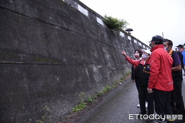 ▲▼地震後花蓮縣長徐榛蔚現場勘查確認受損情形，責成建設處儘速辦理災害復建工程。（圖／花蓮縣政府提供，下同）