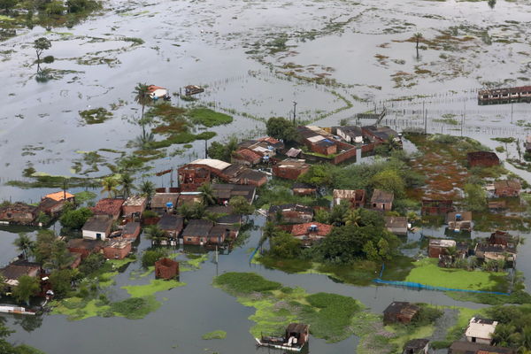 ▲▼巴西培南布可州（Pernambuco）連日暴雨引發嚴重山崩和泥石流，造成至少100人死亡。（圖／路透）