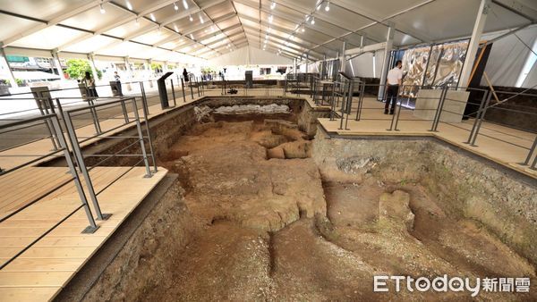 ▲西班牙諸聖教堂考古遺址　林右昌開箱「現地即展場」揭神秘面紗。（圖／記者郭世賢翻攝）