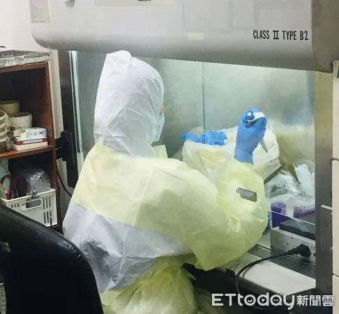 ▲醫檢師著防護裝備處理檢體。（圖／記者楊漢聲翻攝）