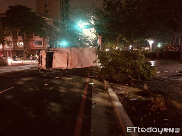 ▲台中發生一起車禍，一女子噴飛不治，肇事駕駛棄車逃逸。（圖／記者鄧木卿翻攝）