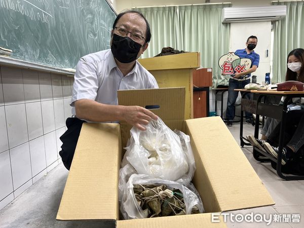 ▲中華醫大校長孫逸民偕同董事長鄭啟瑞請學生吃包子和粽子，500多份包子和粽子送應屆畢業生祝福國考「包中」。（圖／記者林悅攝）