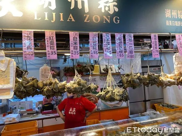 ▲再過一天就是端午節，台北市南門市場出現排隊買粽子的人潮▼             。（圖／記者鄭遠龍攝）