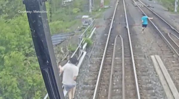 ▲▼加拿大少年跑給火車追。（圖／翻攝推特@Metrolinx）