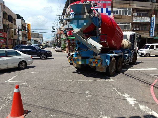 ▲▼台中市太平區混凝土車追撞同向機車，還好騎士機警跳開命大僅輕傷。（圖／民眾提供，下同）