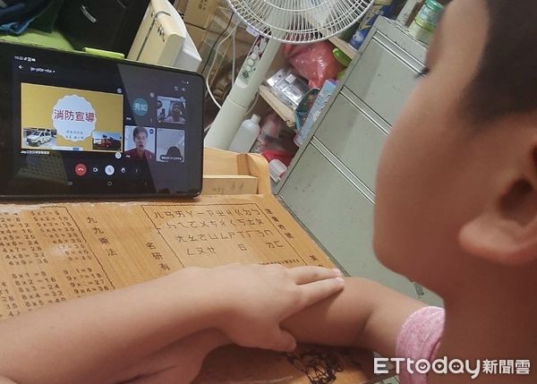 ▲台南市消防局第七大隊灣裡分隊與南區省躬國小合作，舉辦線上防火防災宣導活動，期讓學生在疫情間仍然牢記各種防災知識，以保障居家場所消防安全。（圖／記者林悅翻攝，下同）