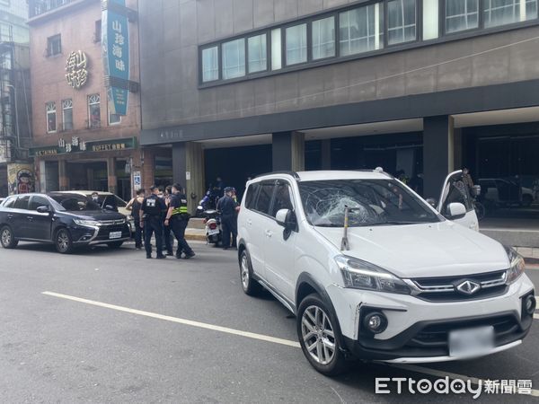 ▲▼(碼)西門町槍響！歹徒拒檢「駕車衝撞」　警連開2槍逮人。（圖／記者陳雕文翻攝）