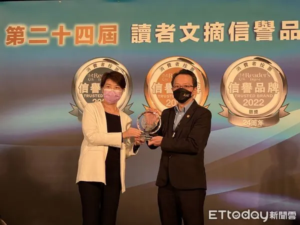 ▲台北市副市長黃珊珊(左)頒發信譽品牌獎座予台灣虎航發言人許致遠。（圖／台虎提供）