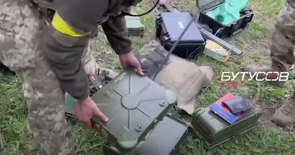▲▼布圖索夫在尋獲的俄軍戰車中發現不少裝備。（圖／翻攝自YouTube／Бутусов Плюс）
