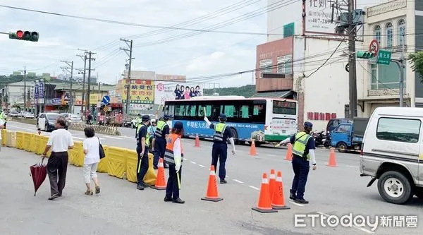 ▲針對端午節三天連假暨「龍潭歸鄉文化節」，龍潭警分局將針對觀光大池周圍進行交通管制。（圖／記者沈繼昌翻攝）