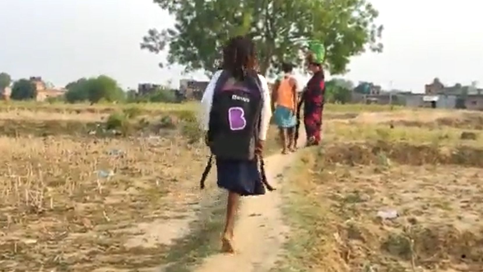 ▲▼少了一隻腳仍堅持每天走1公里上學的印度女孩。（圖／翻攝自twitter／@vijaykumar1305）