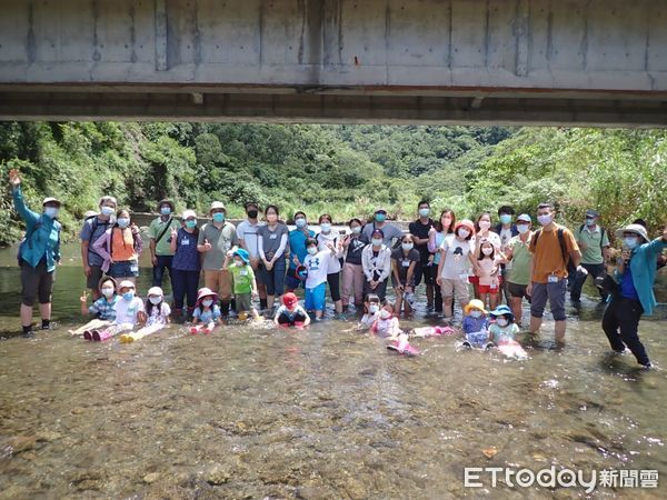 ▲享受最清涼的溪水與大自然的芬多精             。（圖／記者陳崑福翻攝，下同）