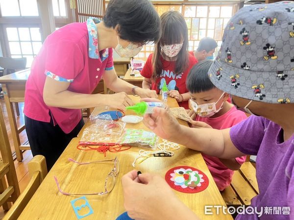 ▲▼客語研習班學員在客家學堂老幼共同學習製作香包，增添不少過節氣氛。（圖／台東縣政府提供，下同）