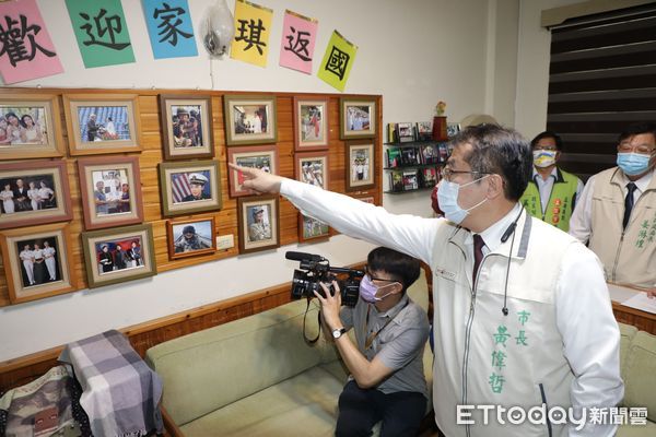 ▲台南女兒胡家琪西點軍校畢業載譽歸國，市長黃偉哲親贈鳳梨及紅榜祝賀為台南爭光。（圖／記者林悅翻攝，下同）