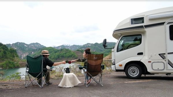 ▲由「營光閃閃」主理人廖惠萍等4人駕駛的露營車位於富士山區，將緩緩開到北海道。（圖／DoMo提供）