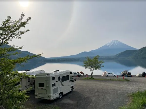 ▲由「營光閃閃」主理人廖惠萍等4人駕駛的露營車位於富士山區，將緩緩開到北海道。（圖／DoMo提供）