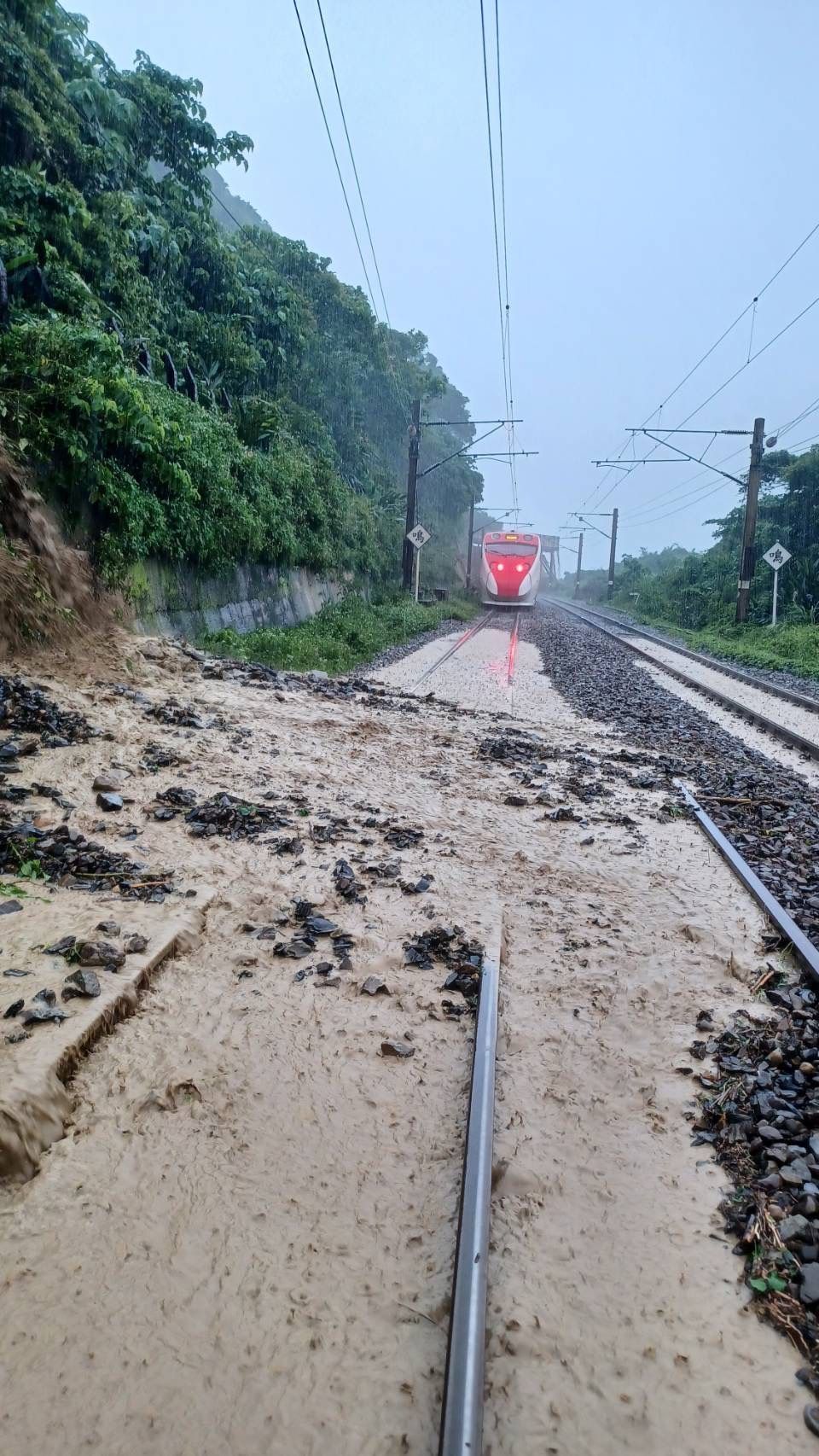 ▲▼ 台鐵宜蘭路段發生土石流，單線雙向行車。（圖／讀者提供）