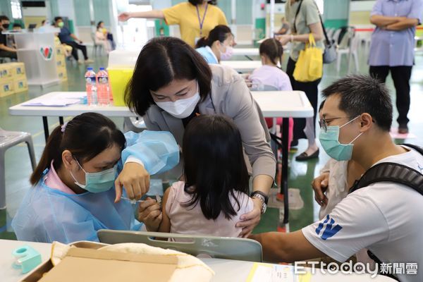 ▲雲林縣長張麗善今日進入校園視察兒童疫苗接種實況。（圖／記者蔡佩旻翻攝）