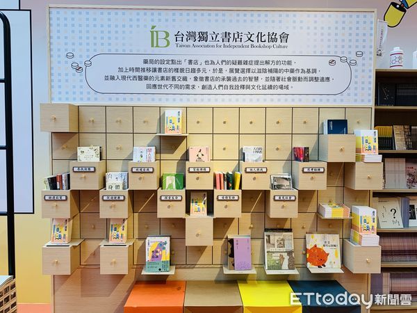 ▲▼2022台北國際書展期間限定！獨立出版聯盟打造「讀字便利店」，帶給讀者有趣的逛書和選書體驗。（圖／記者林育綾攝）