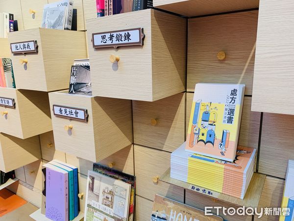 ▲▼2022台北國際書展開跑，「讀字便利店」、「社運柑仔店」、「閱讀藥房」帶給讀者沈浸式的閱讀體驗樂趣。（圖／記者林育綾攝）