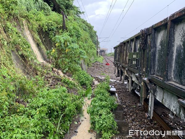 ▲▼龜山=大里間西正線(47K+610處)因豪雨造成路線積水淹過軌面。（圖／記者游芳男翻攝）