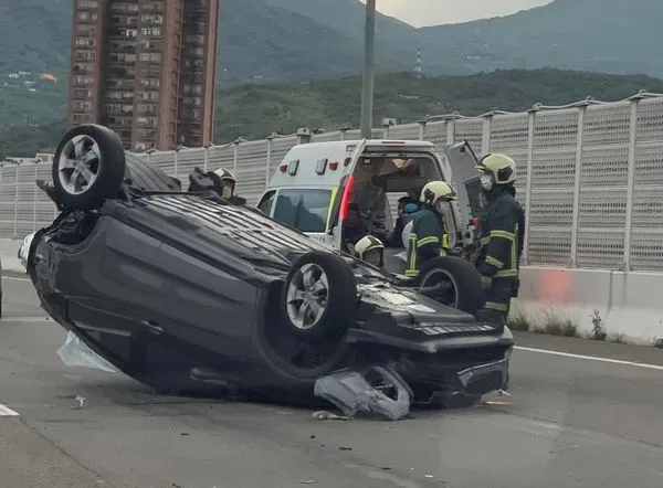 ▲▼      洲美快速道路轎車翻覆       。（圖／翻攝臉書／細說淡水）