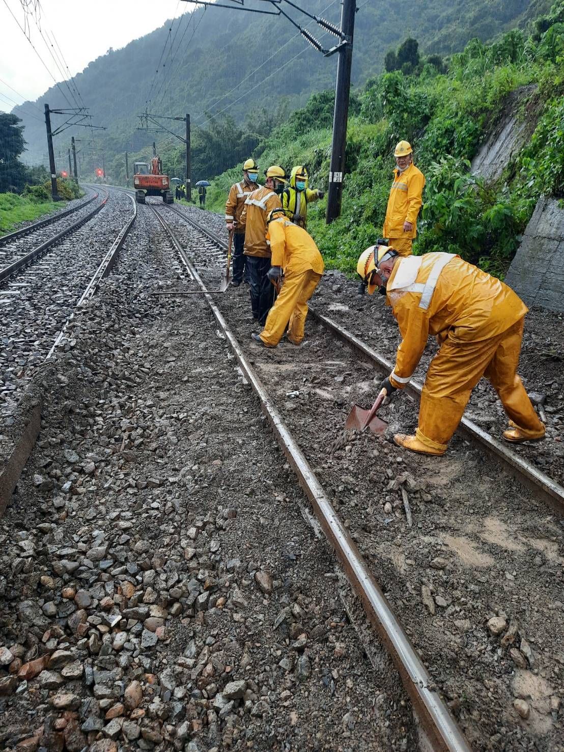 ▲▼ 台鐵宜蘭龜山到大里間土石流影響行車，台鐵晚間搶通。（圖／台鐵提供）