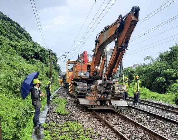 ▲▼ 台鐵宜蘭龜山到大里間土石流影響行車，台鐵晚間搶通。（圖／台鐵提供）