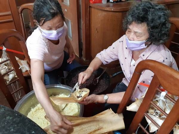 ▲端節製作紅豆鹼粽，觀音楊媽媽分享撇步