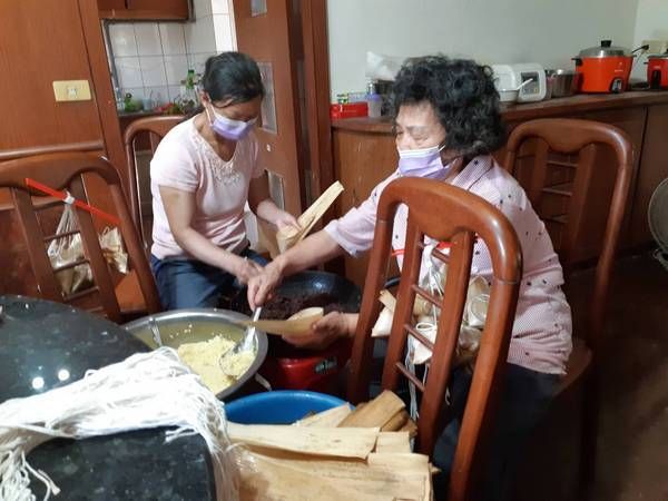 ▲端節製作紅豆鹼粽，觀音楊媽媽分享撇步