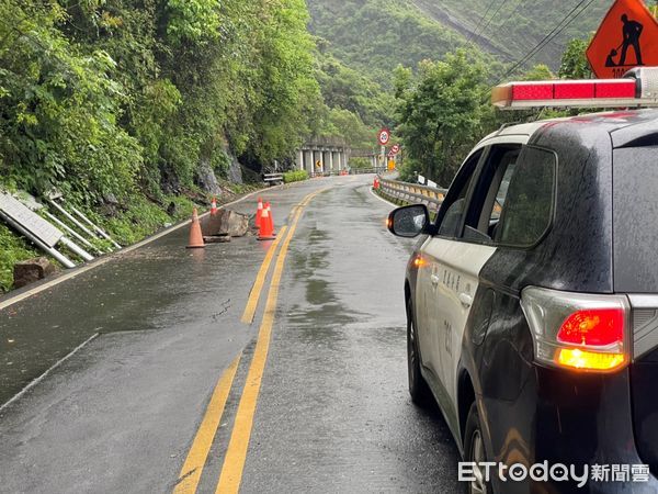 ▲里港警分局三地門分駐所警員鍾浩然積極作為迅速排除落石             。（圖／記者陳崑福翻攝，下同）