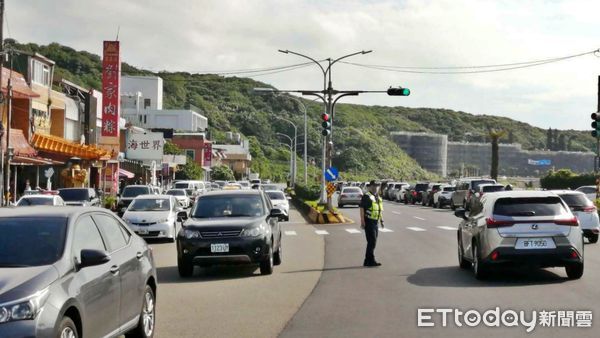 ▲端午連假石門知名肉粽店恐湧車潮 金山警加強北海岸交通疏導。（圖／記者郭世賢翻攝）