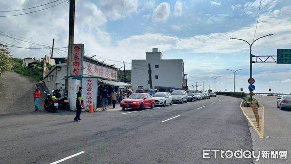 ▲端午連假石門知名肉粽店恐湧車潮 金山警加強北海岸交通疏導。（圖／記者郭世賢翻攝）