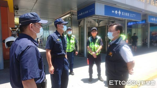 ▲縣警局劉印宮到東港警分局慰問員警執勤辛勞，並頒發破案茶葉             。（圖／記者陳崑福翻攝，下同）