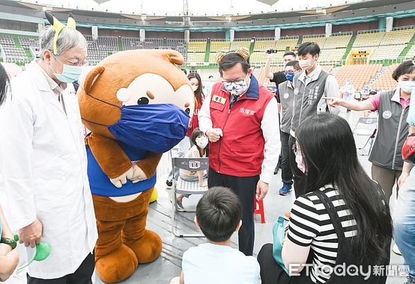 ▲桃園市長鄭文燦3日視察桃園巨蛋兒童BNT疫苗施打，向孩童與家長慰問致意。（圖／記者沈繼昌翻攝）