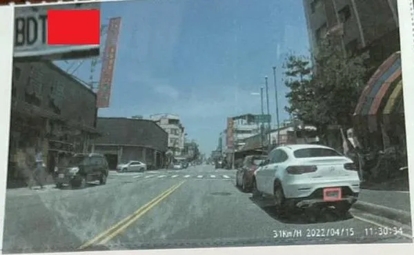 ▲▼台中市一名女子爆料，質疑同樣臨停，為何她被罰900元，前方車只罰300元，怒罵警方看車款開單。（圖／爆料公社提供，下同）