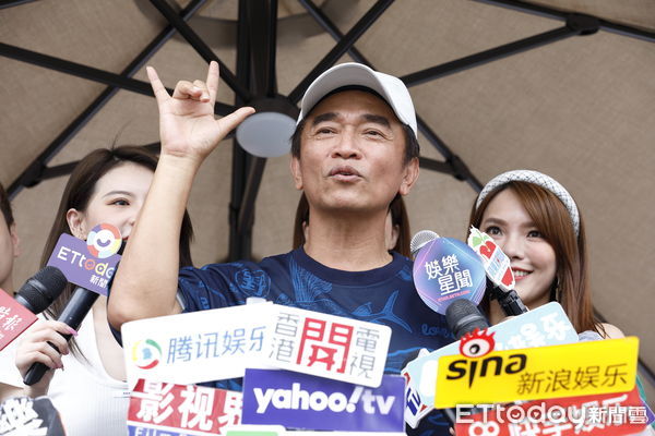 ▲▼吳宗憲《西門市集-音樂Wu所不在》快閃活動，由憲哥發起，邀集綠茶、小優、Miusa、黑旋風、奧斯丁、張與辰等藝人，一起在西門町街頭歡唱。（圖／記者湯興漢攝）