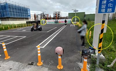 新手女騎士練車「自撞燈柱受傷」　討國賠讓網炸鍋：別上路害人