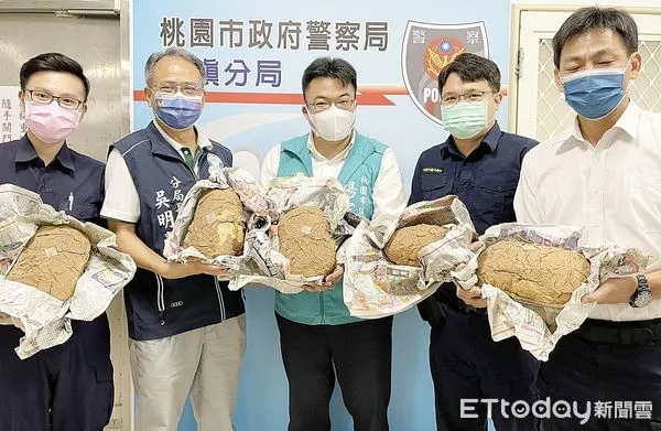 ▲桃園市議員楊家俍3日中午自掏腰包購買土窯雞為平鎮警分局各單位留守員警加菜，由分局長吳明彥等人受贈。（圖／記者沈繼昌翻攝）