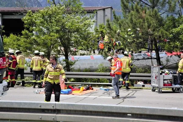 ▲▼德國南部發生列車脫軌事故，釀3死16人重傷。（圖／達志影像／美聯社）