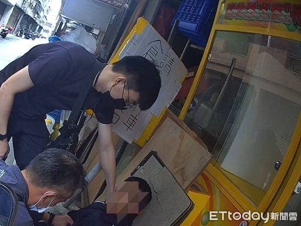 ▲▼李男被壓制在地還辯稱從另一個樓梯下來。（圖／桃園警分局提供）